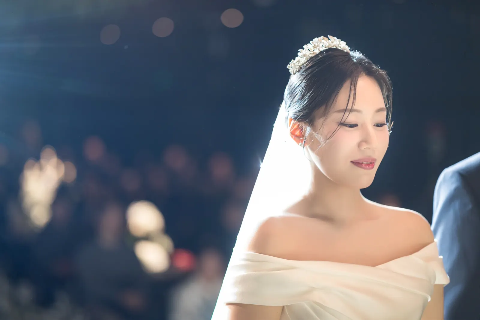 세인트메리엘 결혼식사진 — 푸른 빛망울 배경 앞 신부 얼굴 클로즈업