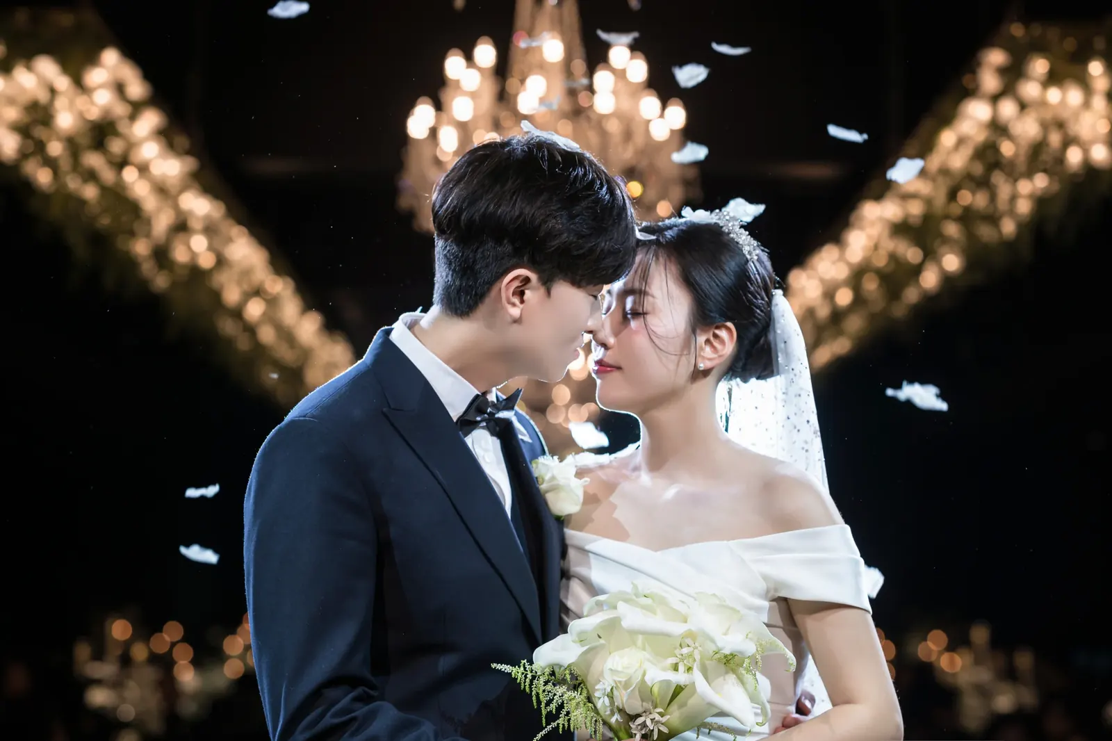 세인트메리엘 결혼식사진 — 샹들리에 빛망울 아래 얼굴을 맞댄 신랑 신부