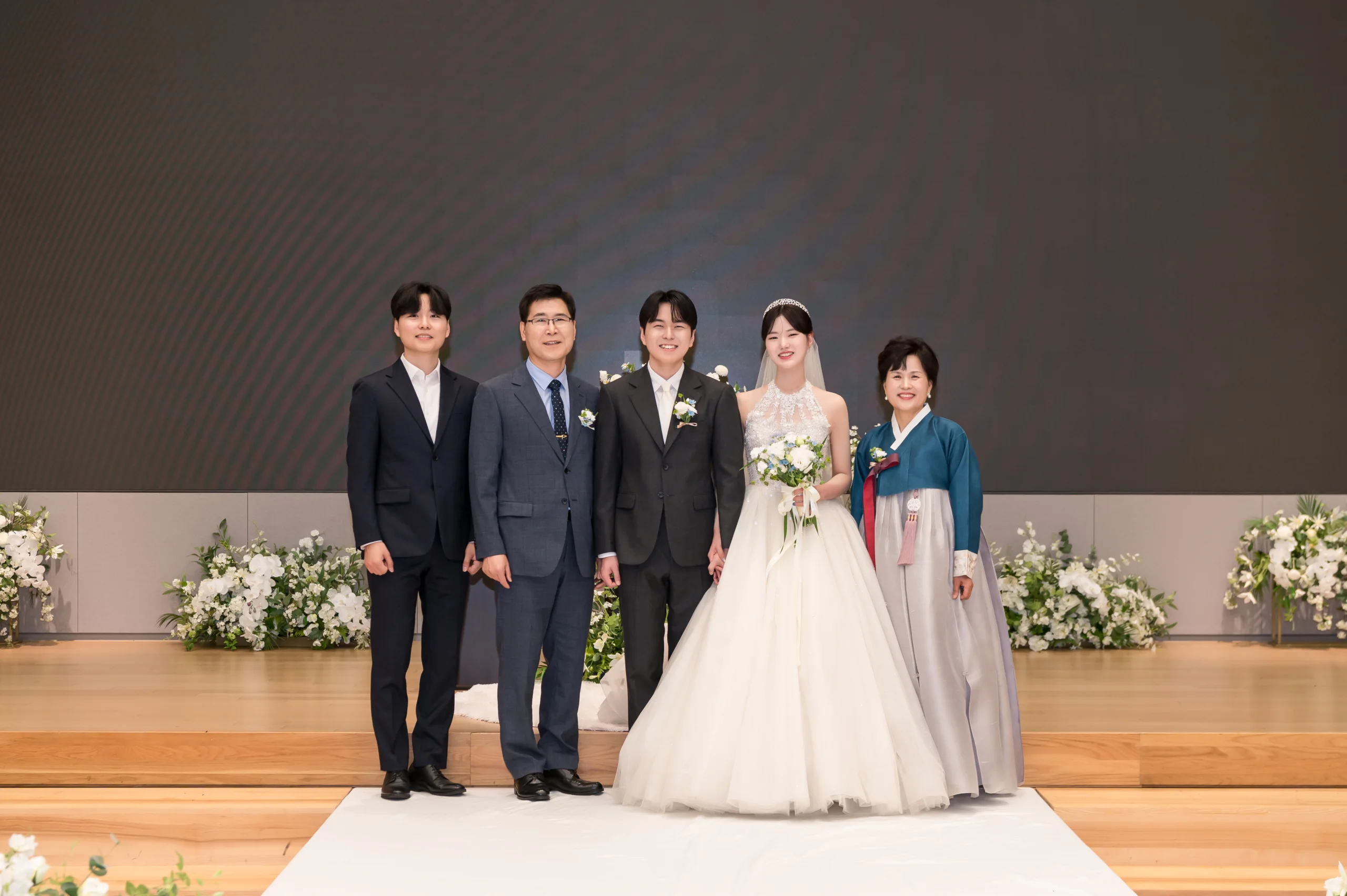 서울 삼성금융캠퍼스 결혼식사진 — 신랑 신부와 가족 단체 촬영