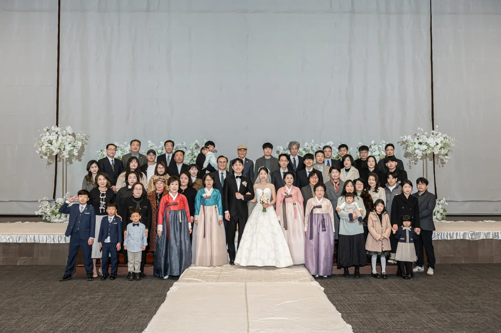 삼성서초사옥 결혼식사진 — 단상 앞 한복 혼주와 가족, 하객 원판 단체사진