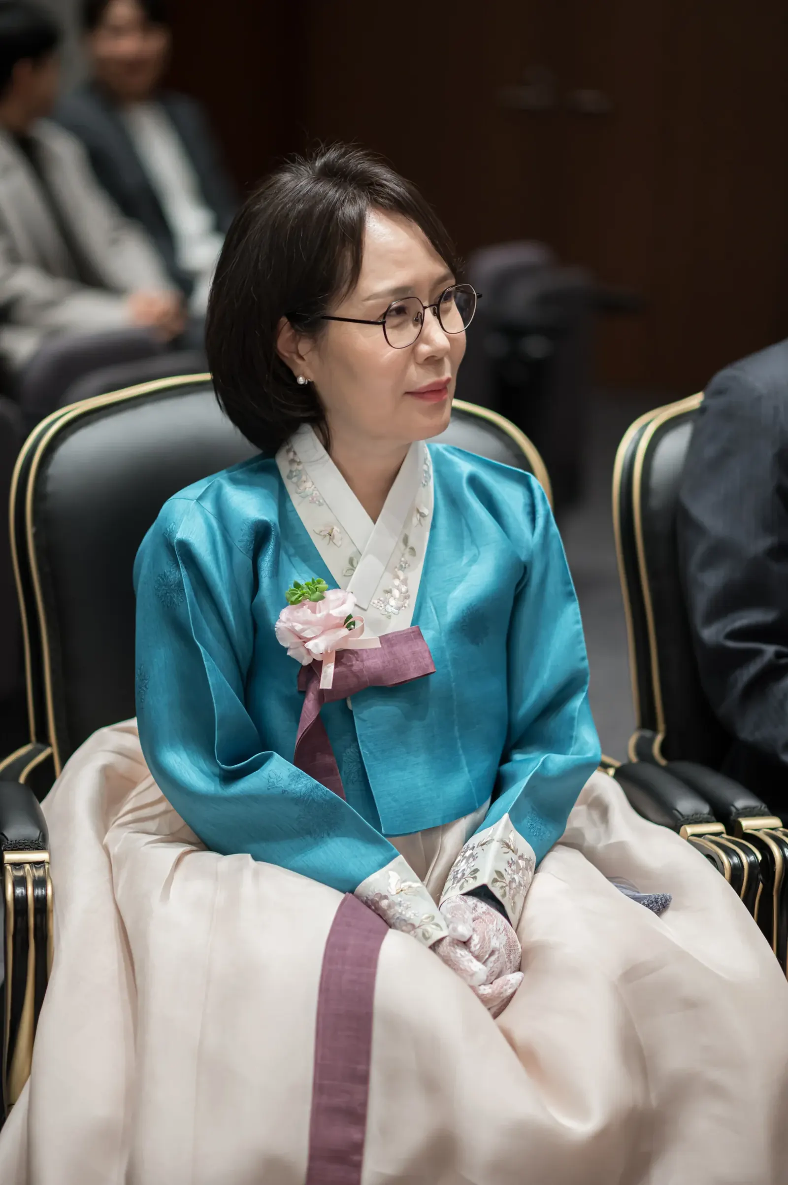 삼성서초사옥 결혼식사진 — 혼주석에 앉아 예식을 바라보는 청록 한복 입은 어머니